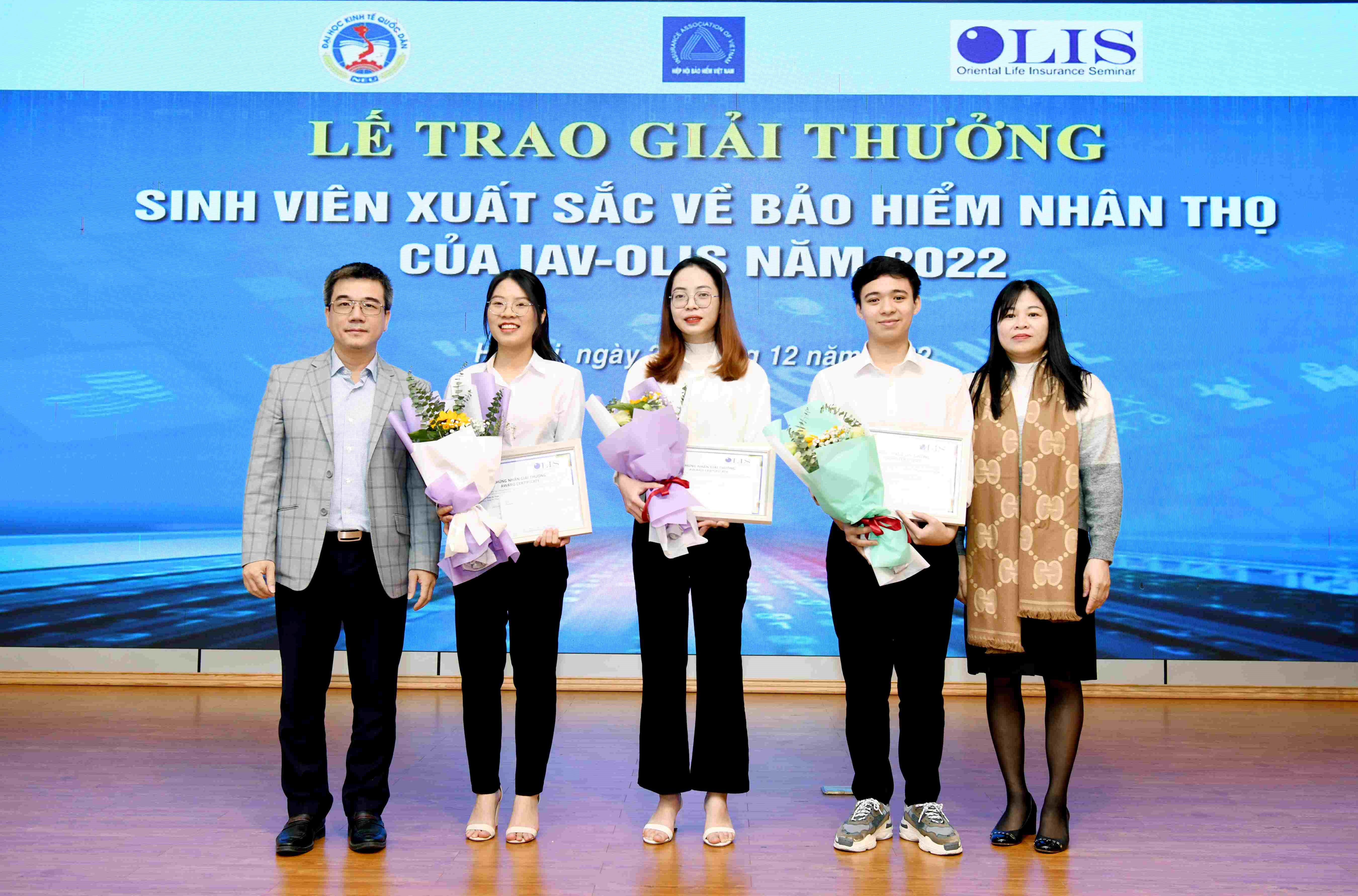 Trao Giải thưởng giành cho sinh viên xuất sắc về bảo hiểm nhân thọ năm 2022 (IAV-OLIS Award for Excellent Students in Life insurance 2022)